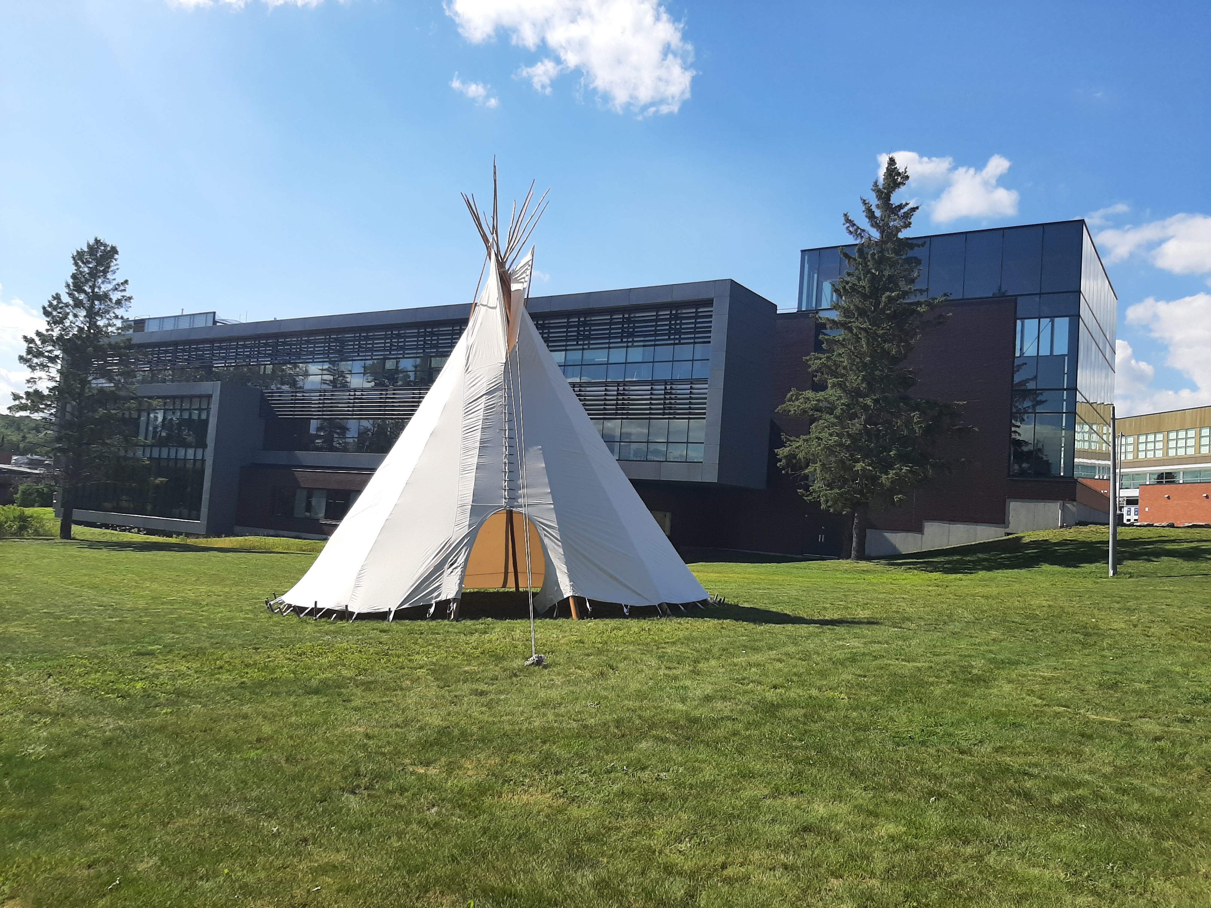 Harris Learning Library, Nipissing University exterior - Summer