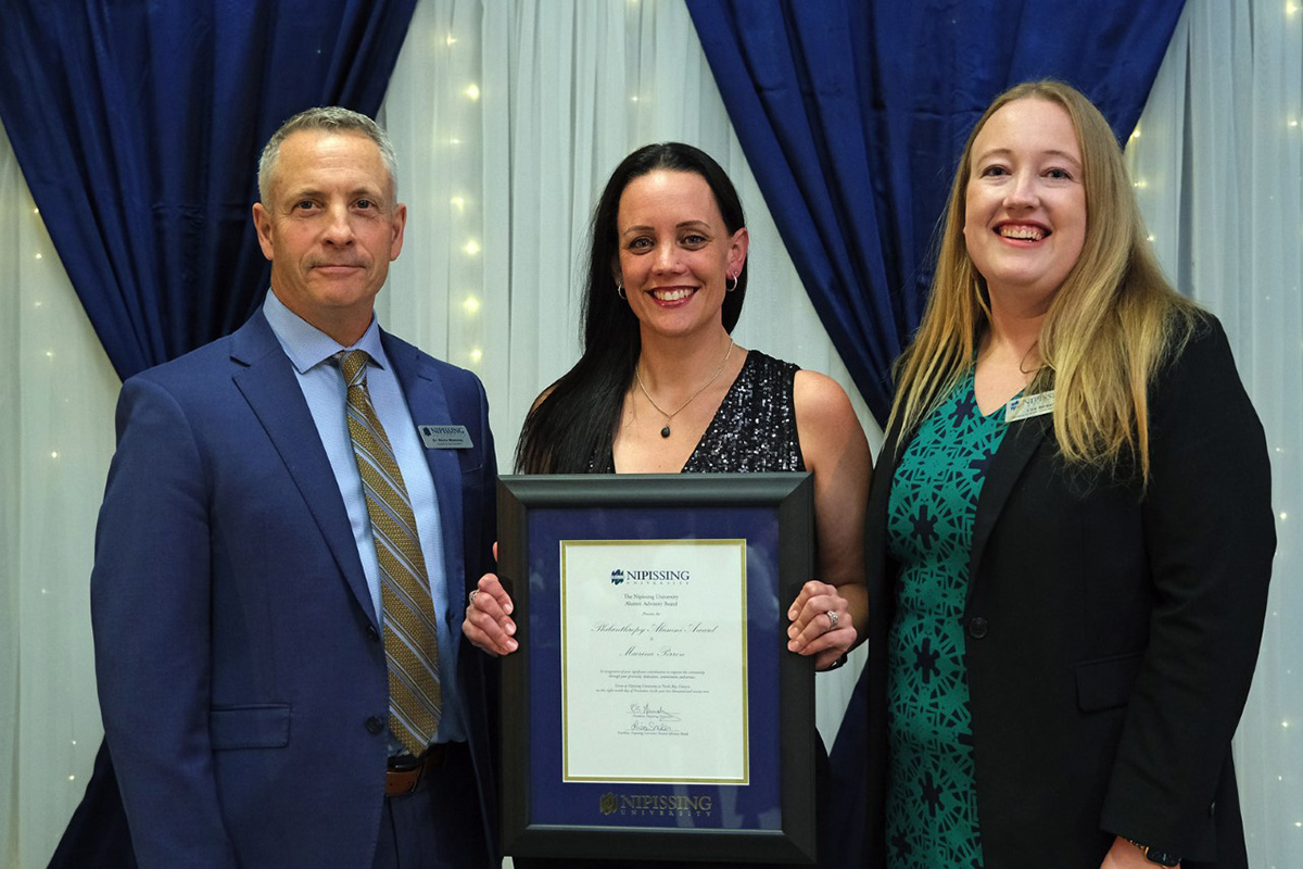 Alumni Awards 2022 winner receives certificate