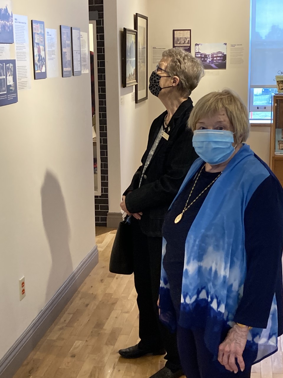 Photo of Doris Toswell and Kaarina Tulisalo