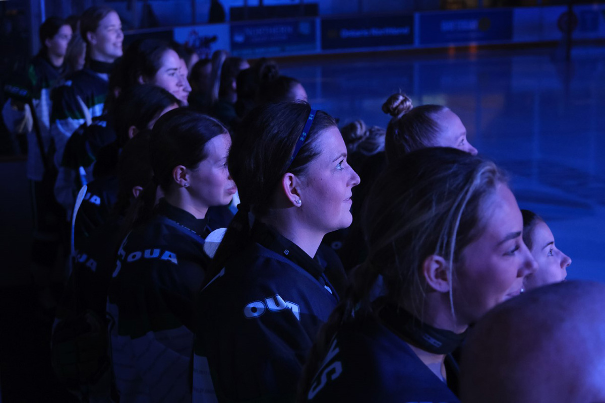 Homecoming 2022 Women's Hockey crowd