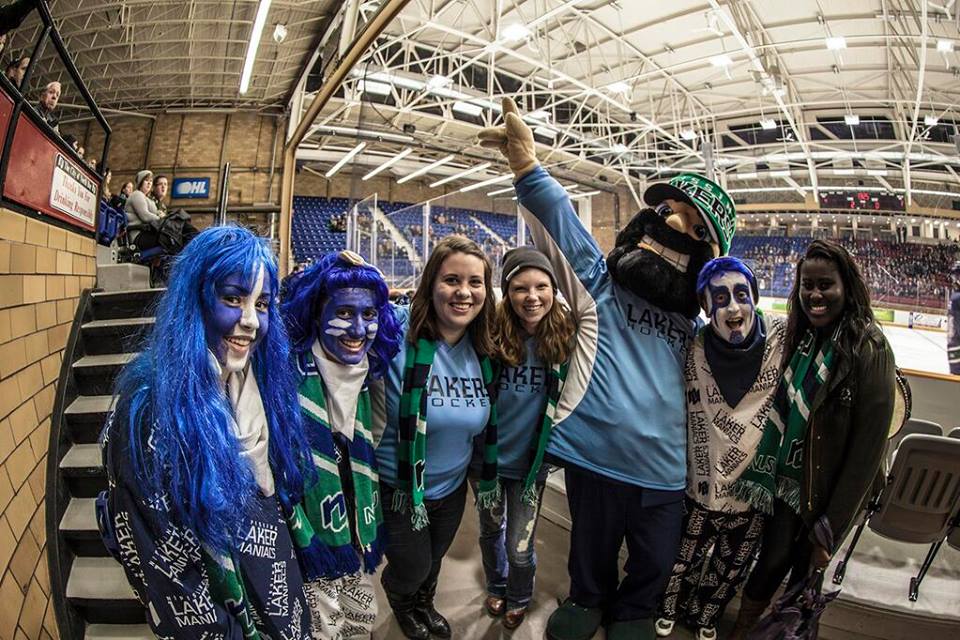A group of Lakers in Memorial Gardens at Homecoming with Louie the Laker