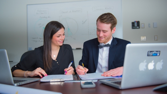 2 students working together 