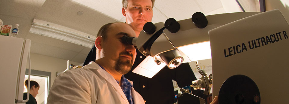 student and professor in the neuroscience lab
