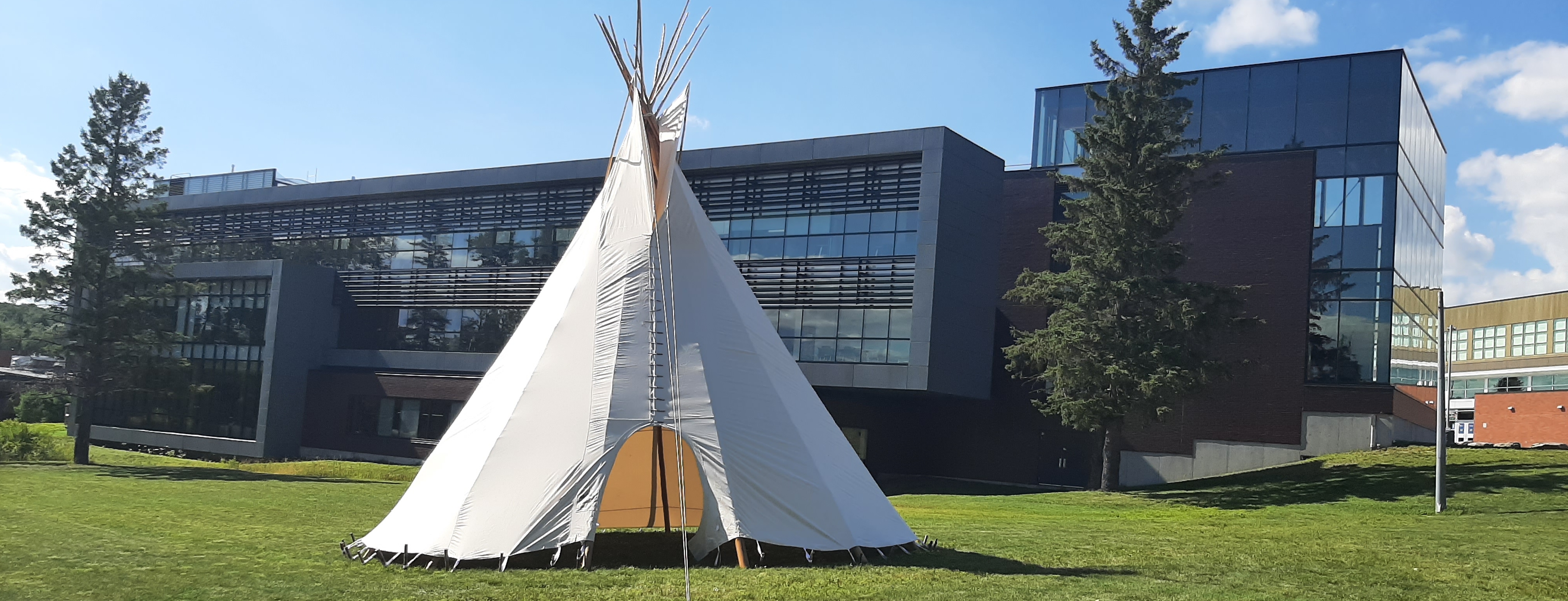 Harris Learning Library, Nipissing University exterior - Summer