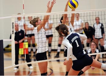 Photo of Lakers women's volleyball game